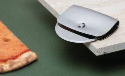 Alessi Taio Pizza Wheel 7 Alessi Taio Pizza Wheel -Selfridges Retail Store taio pizza wheel valerio sommella alessi 3